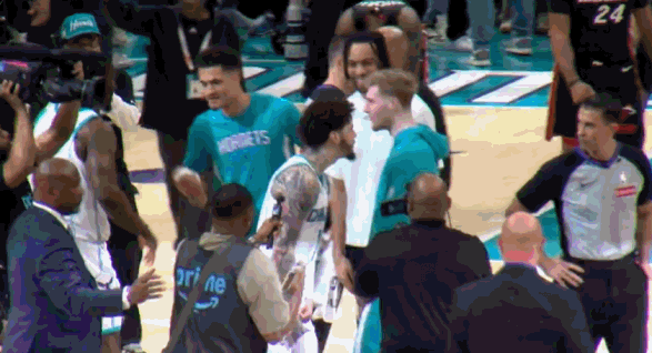 过分了！三球激动过了头！

在上篮准绝杀带队赢球后，三球鲍尔十分激动，情绪一时无