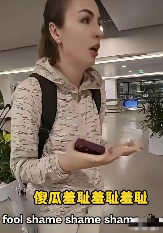 一名乌克兰女子在上海机场弄丢了新款苹果手机，热心志愿者不仅帮她寻找，还忙着安排车