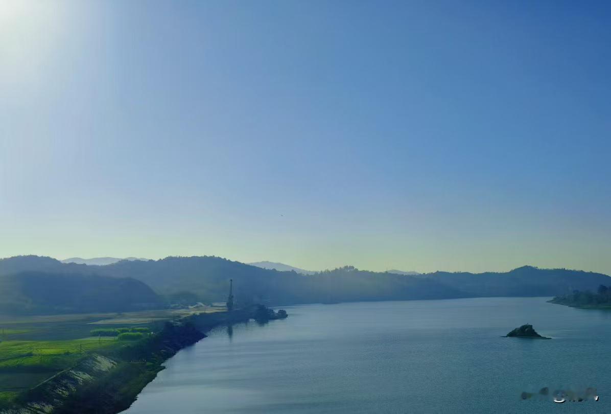 清晨站在湖边，第一眼就被这片蓝撞了个满怀。


天是清透的湛蓝色，像被水洗过似的