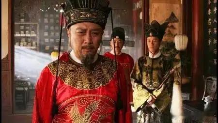 万历皇帝因立太子之争与内阁僵持，三十年不上朝。按常理，皇帝长期不露面，权臣、宦官