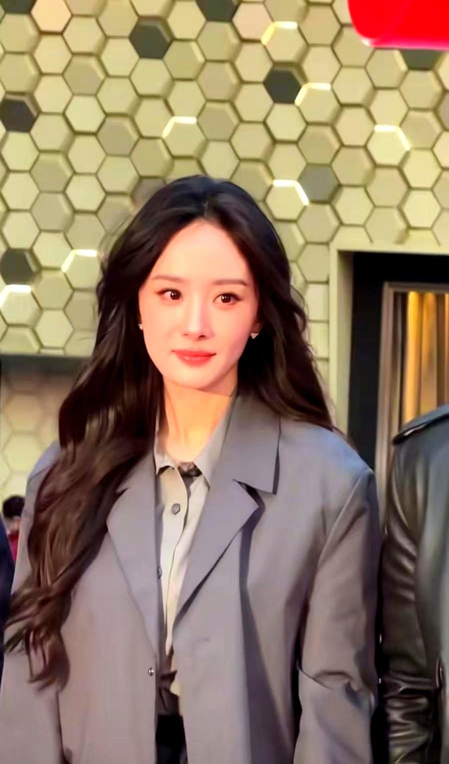 运动员的巅峰在肌肉里，女演员的巅峰在眼神里。

最近上海Prada活动，39岁的