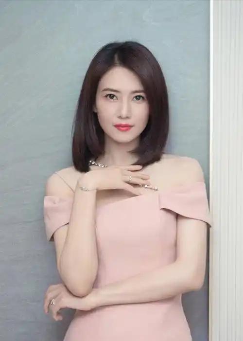2000年，出道不久的高圆圆，竟疯狂爱上了张亚东——一场轰轰烈烈的女追男，就此开