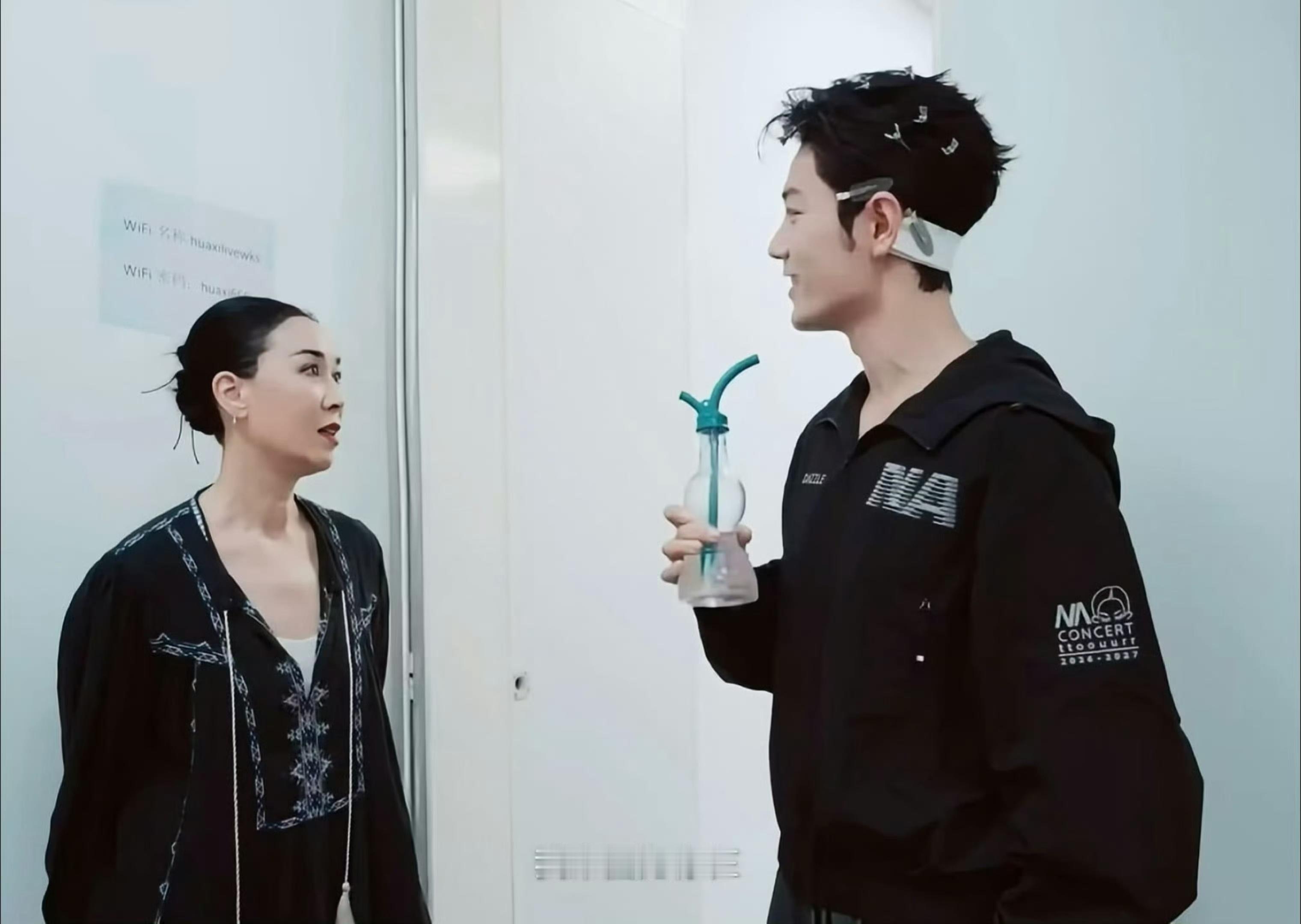 满头夹子的萌系天花板肖战宝宝手上拿的可不是什么新代言哈哈哈哈[哈哈]各位兄弟姐妹