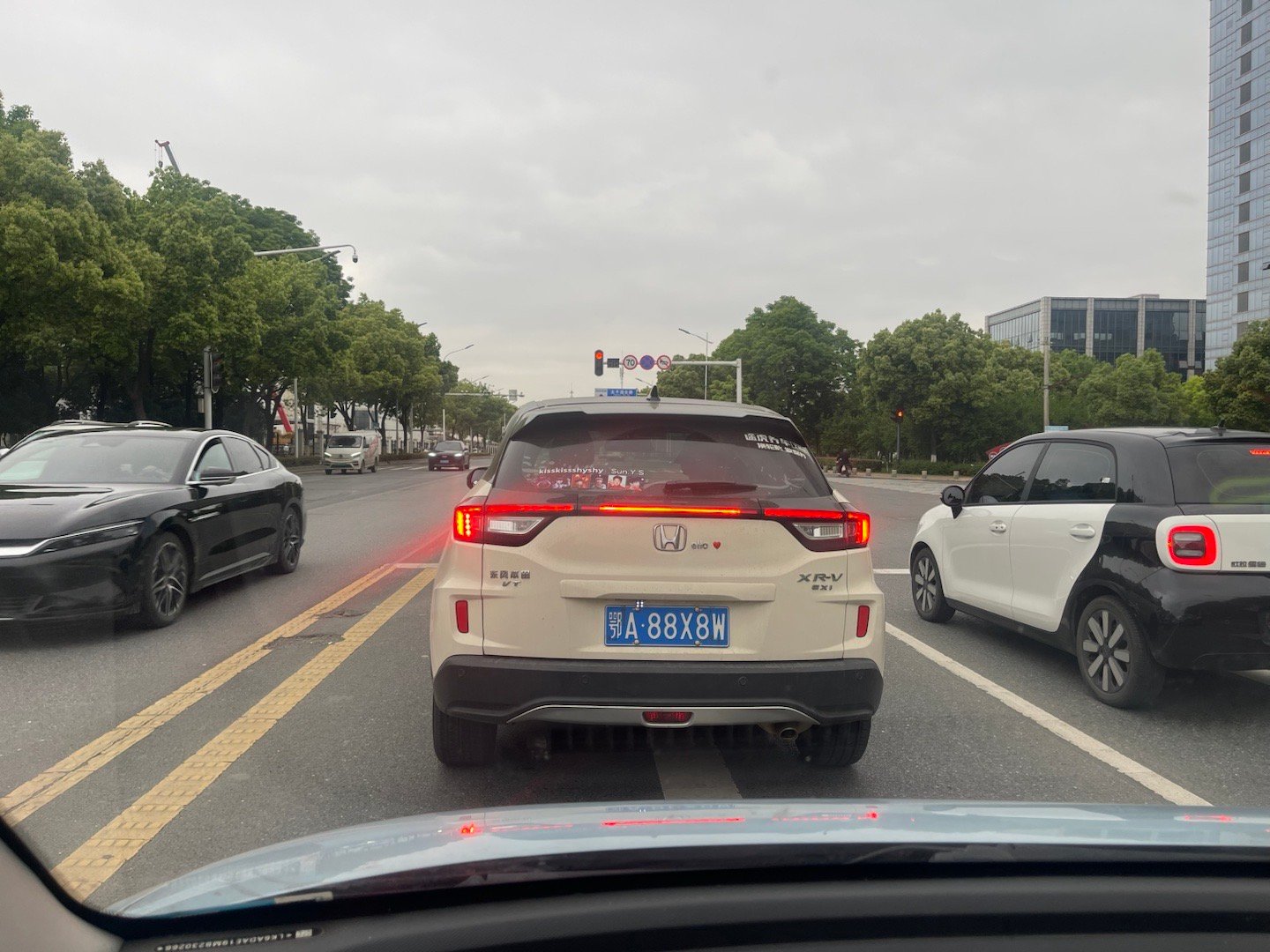 这么巧，下班遇到老板的车，老板先行。 武汉·一号车市