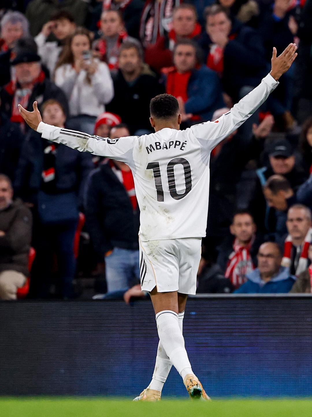 即使是对手球队的球迷在他进球后也忍不住拍他 