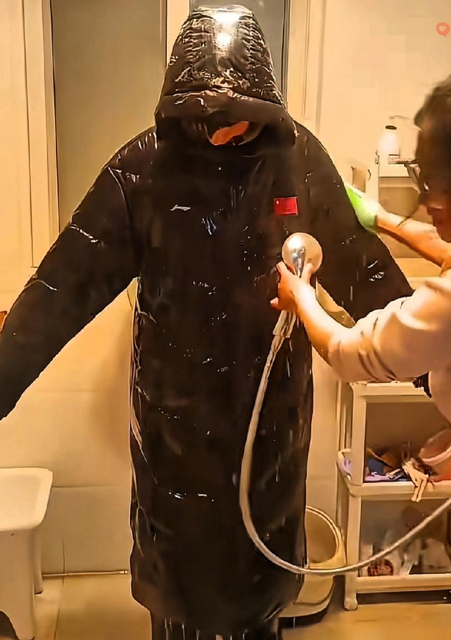 河南这个妈妈这操作绝了！

过年想洗儿子的羽绒服，怕洗衣机洗坏、手洗又费劲儿，直