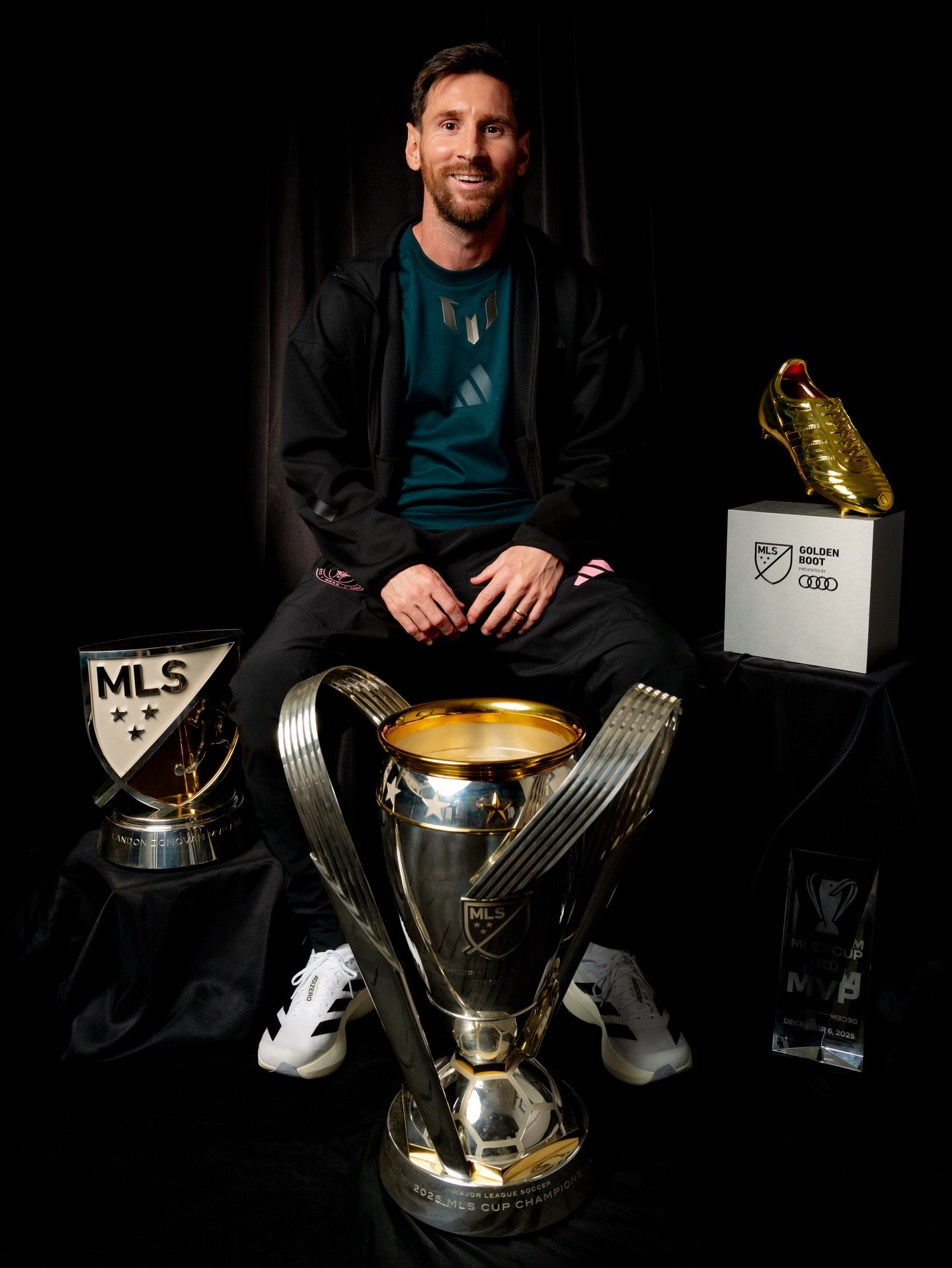 梅西ins晒照与奖杯合影：我们一步一步地在迈阿密度过了一年的回忆🏆🙌梅西