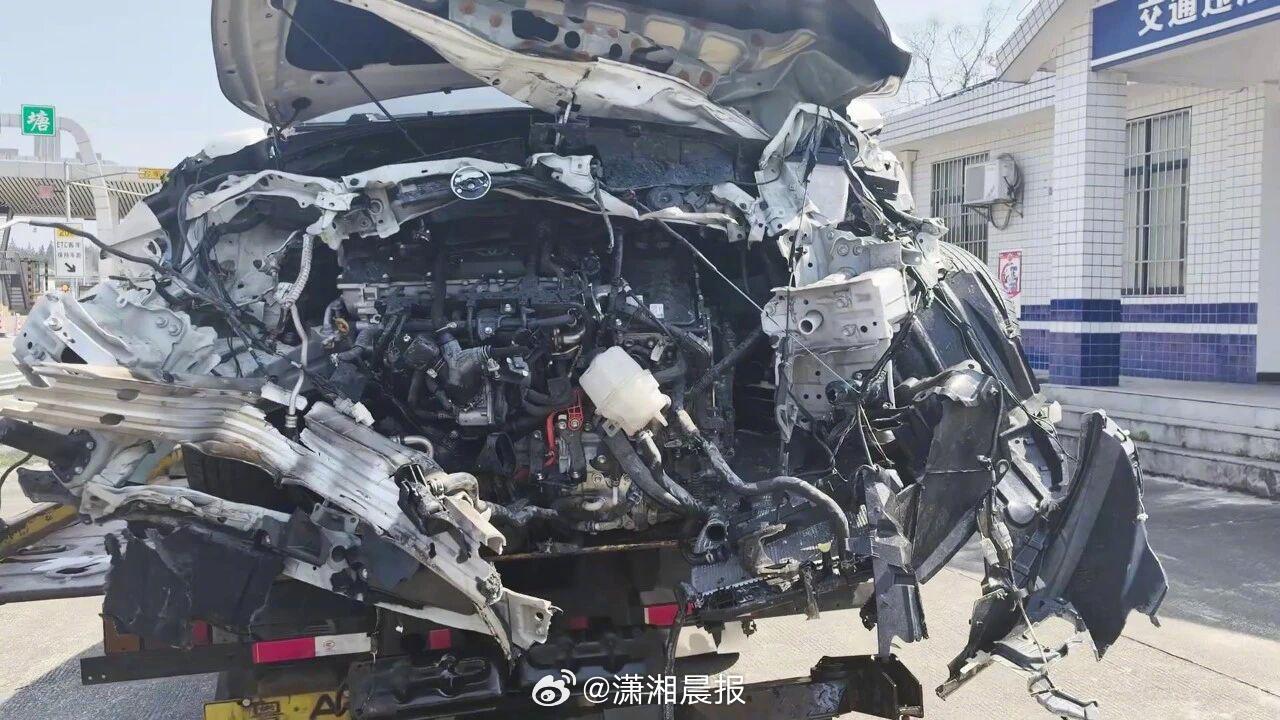 【#男子开车想喝奶茶分神撞上高速护栏#】#警方回应开车想喝奶茶撞上高速护栏#近日