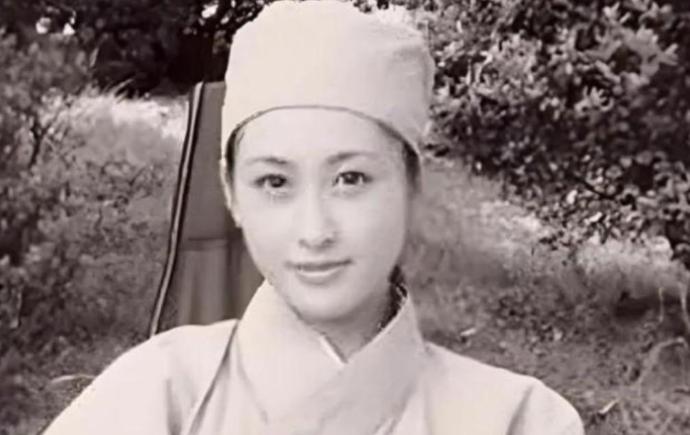 1950年，一次剿匪战斗中，一战士发现一名尼姑的身形非常丰满，于是多留意了一下。