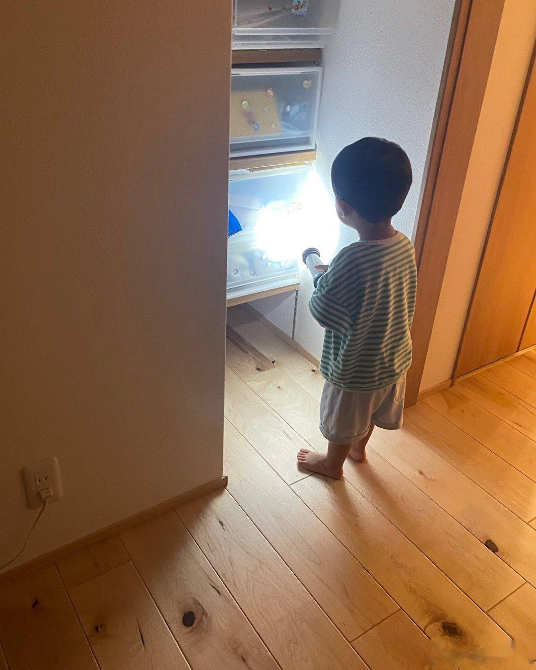 3岁的日本小孩，看完了恐怖电视节目拿着手电筒检查家里的角角落落，确认下家里有没有