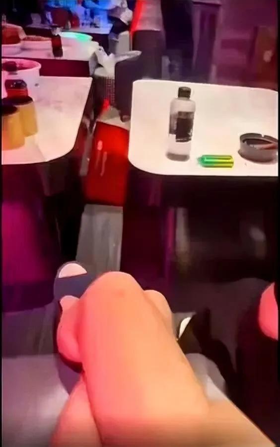 郭麒麟被朋友坑了？

一场私人聚会竟全网热议

本以为是和老友放松的私密时光，郭