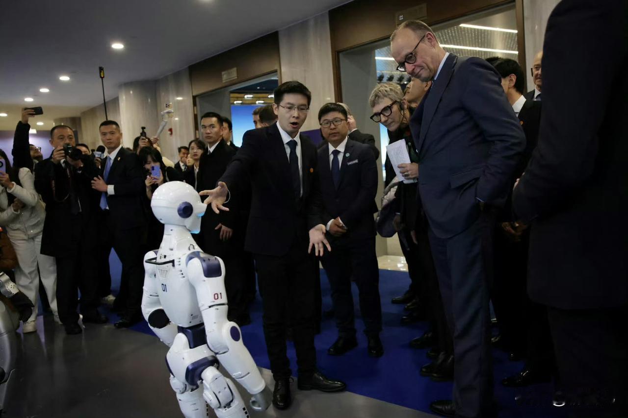 德国总理默茨，参访杭州宇树科技
2月26日下午，德国总理默茨参访中国机器人企业宇