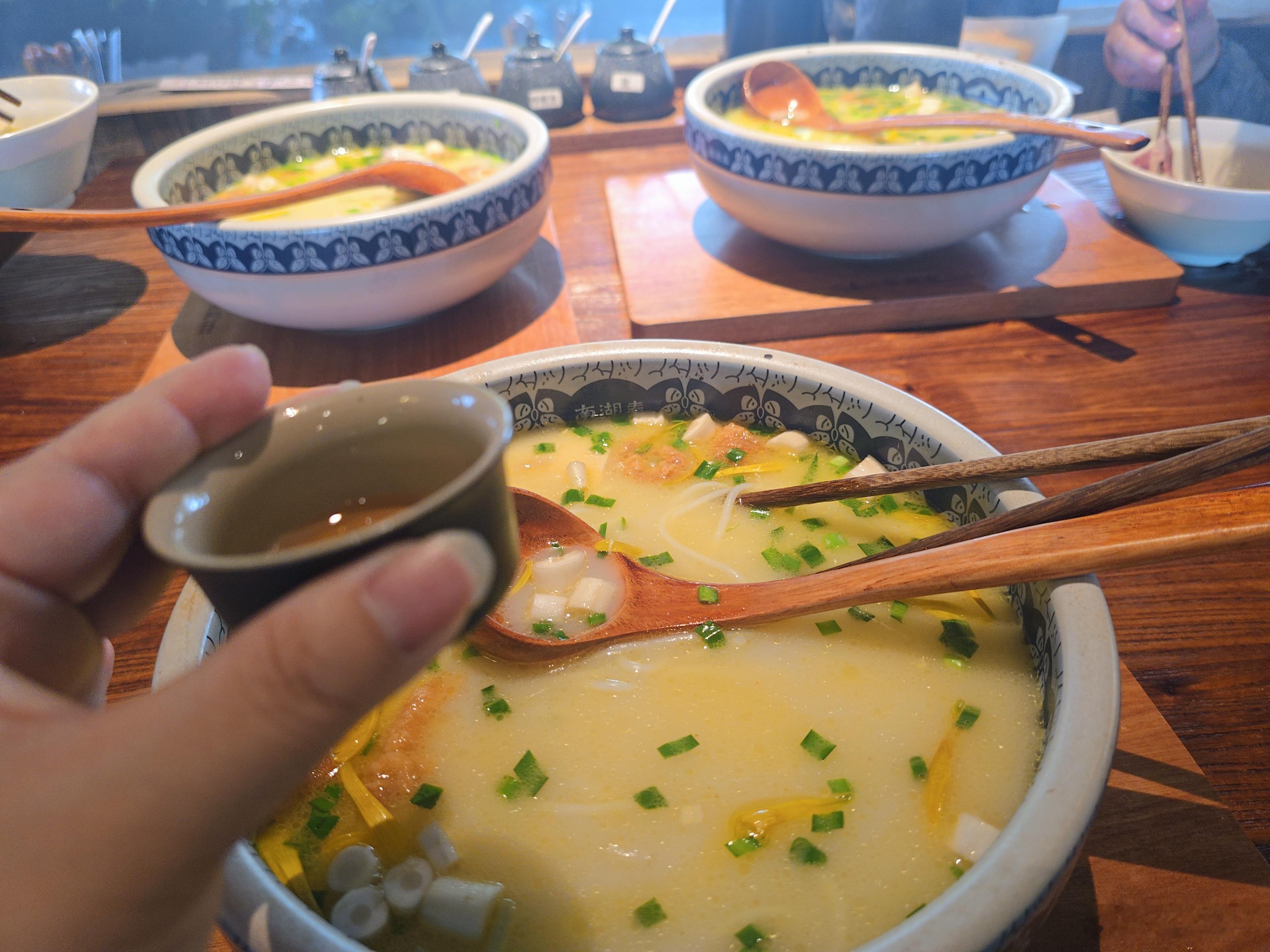 降温了，吃碗过桥米线暖暖[太开心] ​​​