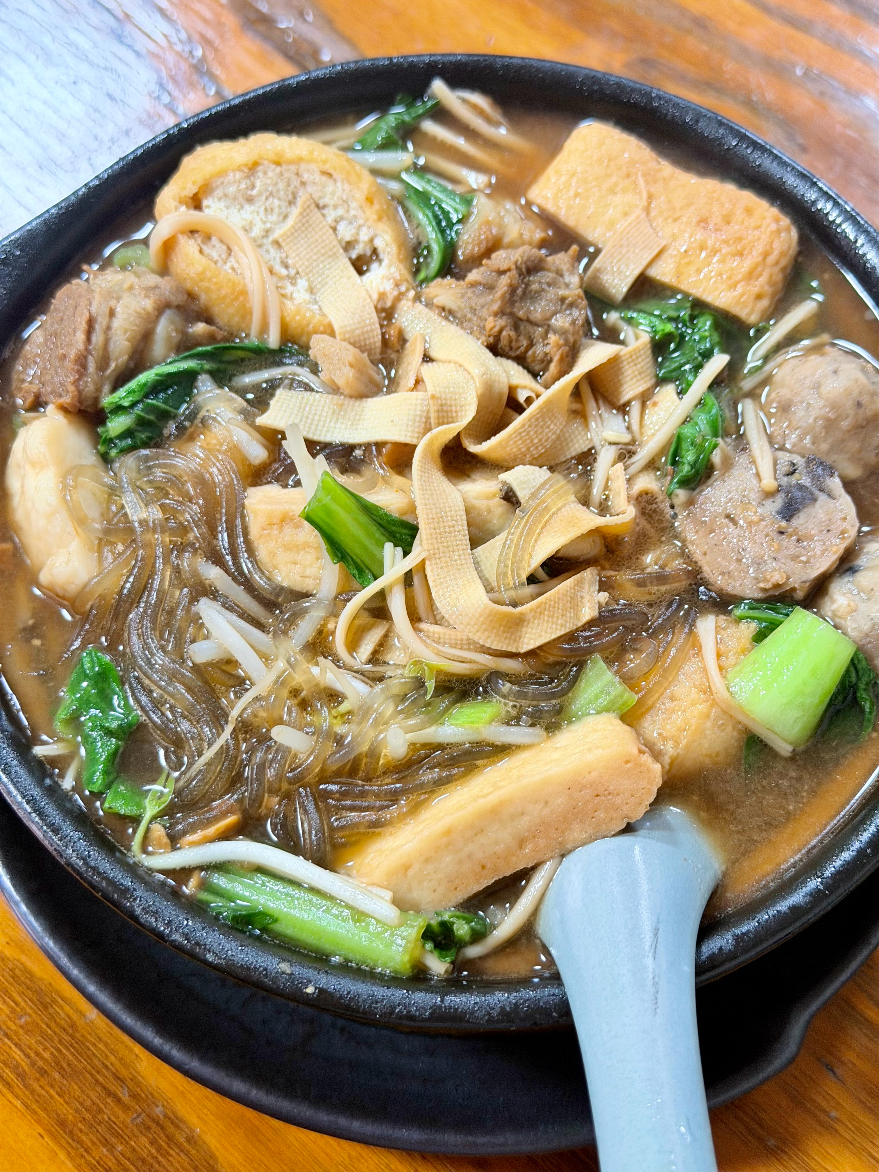 来吃我在🫘刷到的宁波本地推荐美食，学府这边的一家很小的砂锅店，叫老周一品砂锅小