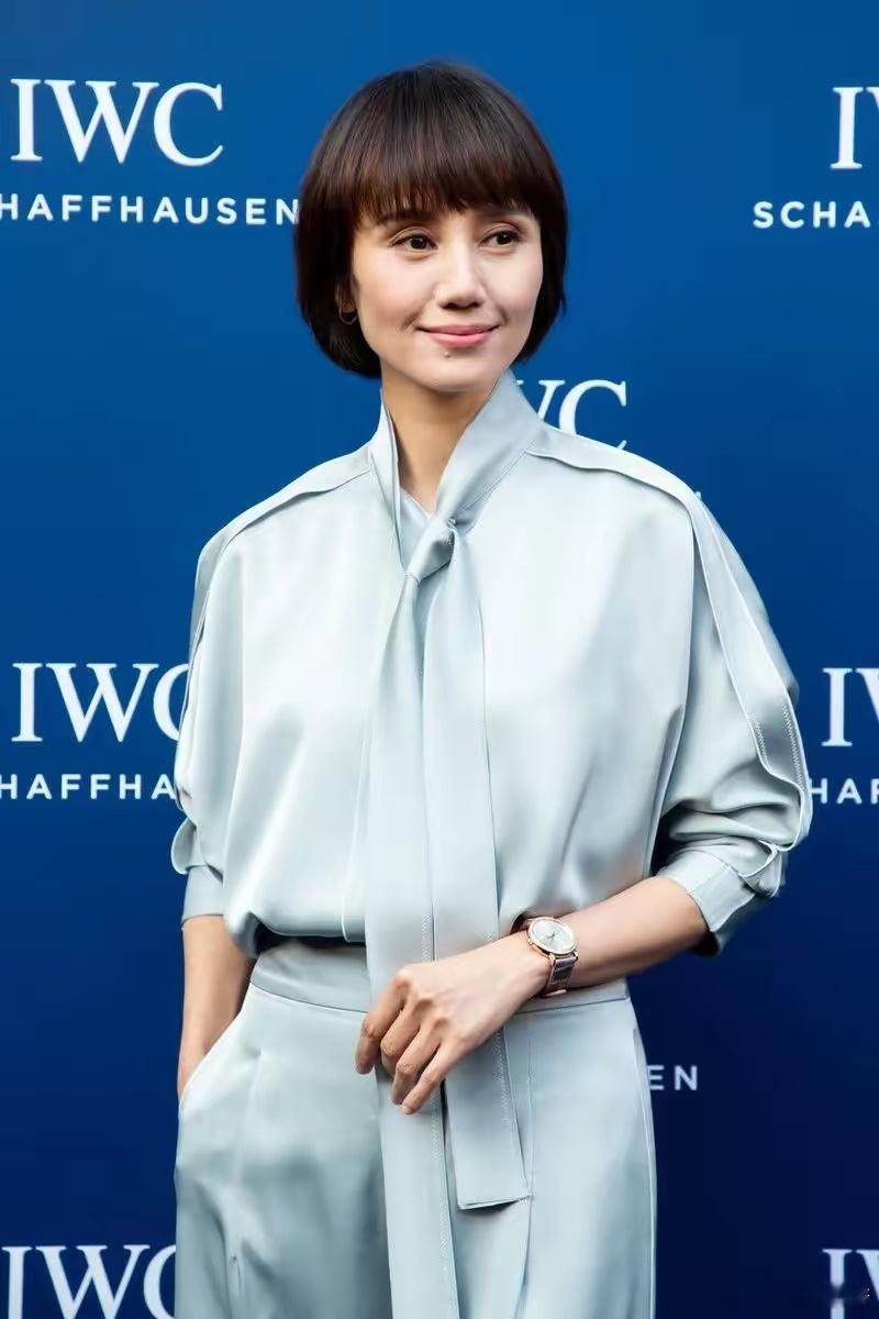 47岁袁泉不愧为“穿搭教科书”：衣不穿花，发不烫卷，越看越高级 ​​​