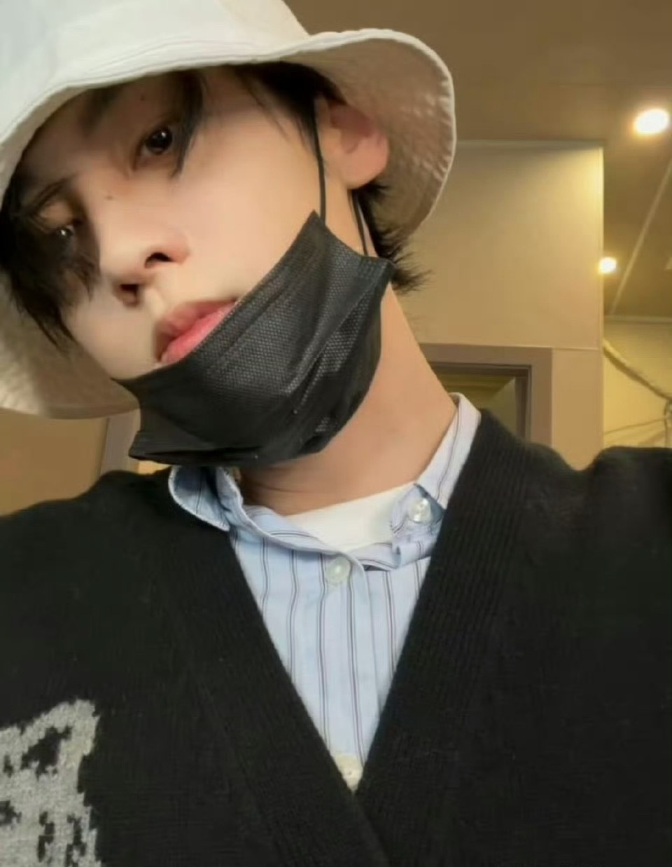 田栩宁｜今日份营业自拍，黑色针织开衫配浅蓝色条纹衬衫，清爽男大穿搭，帅哥露脸就是