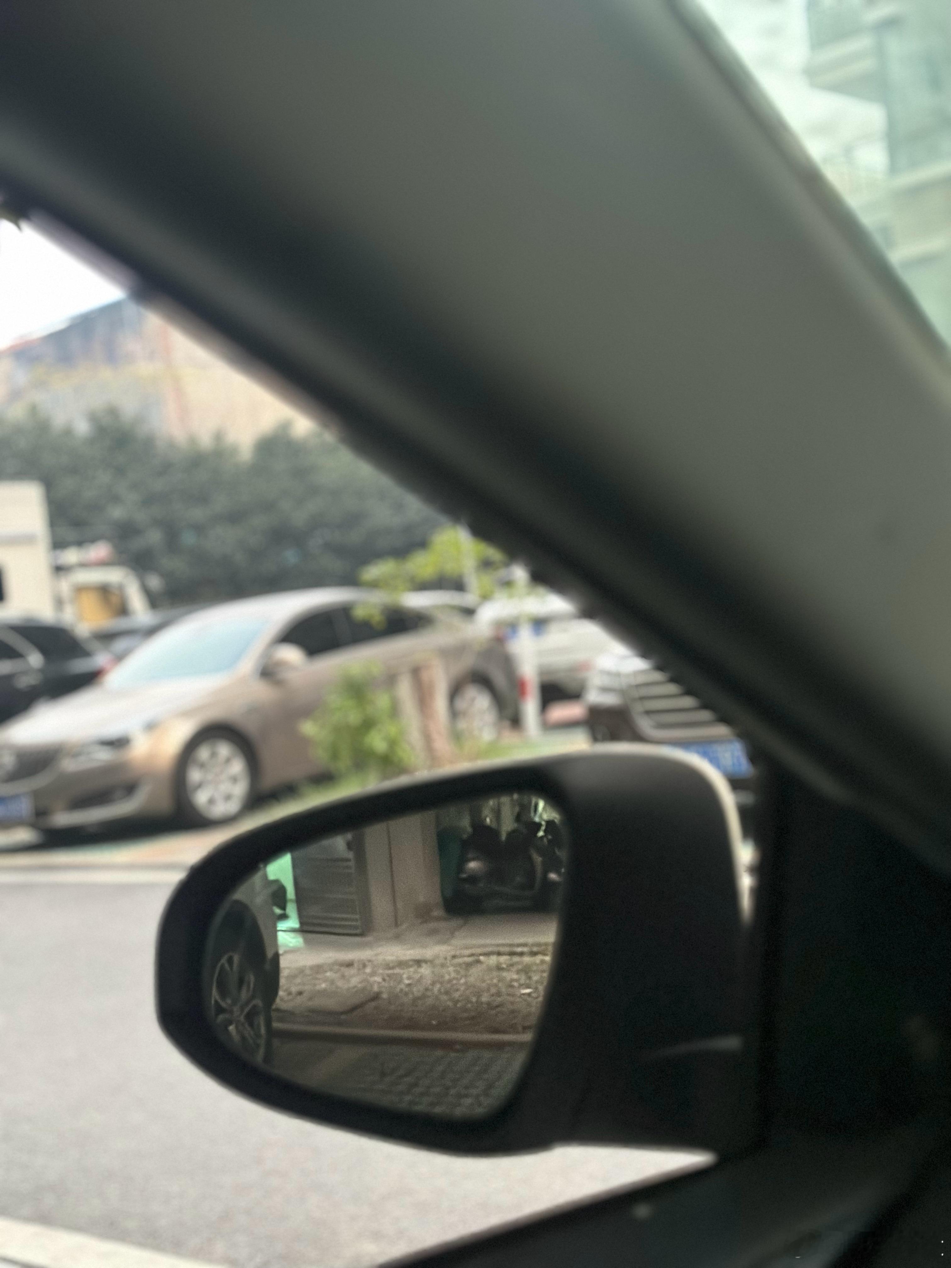 王皓笑着拥抱王楚钦WTT赛场终局哨响，王皓笑着张开双臂，与逆转取胜的王楚钦紧紧相