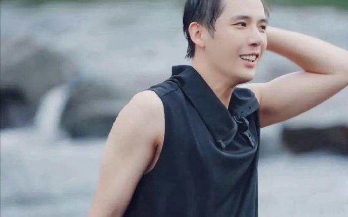 本来王安宇的颜值也是靠外型和穿搭硬撑啊 ​​​