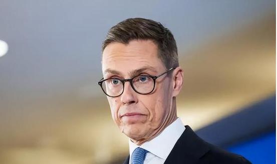 2026年达沃斯论坛的聚光灯下，欧洲领导人正热议着防务自主的宏大蓝图。芬兰总统亚