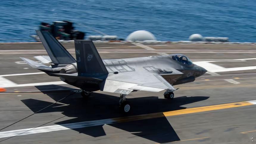 【美国海军F-35战机在加州坠毁】（CNN）据海军新闻声明称，一架美国海军 F-