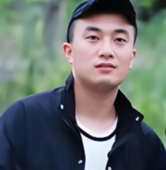 2021年，四川30岁男子每天和57岁母亲一起睡，他洗澡时，母亲也待在浴室，他不