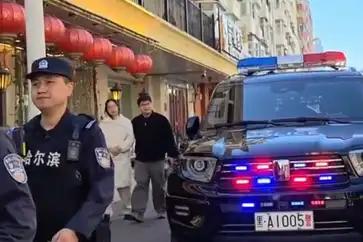 哈尔滨中央大街6辆坦克700警车巡逻标准硬汉！安全感与回头率双双拉满、为哈尔滨冬