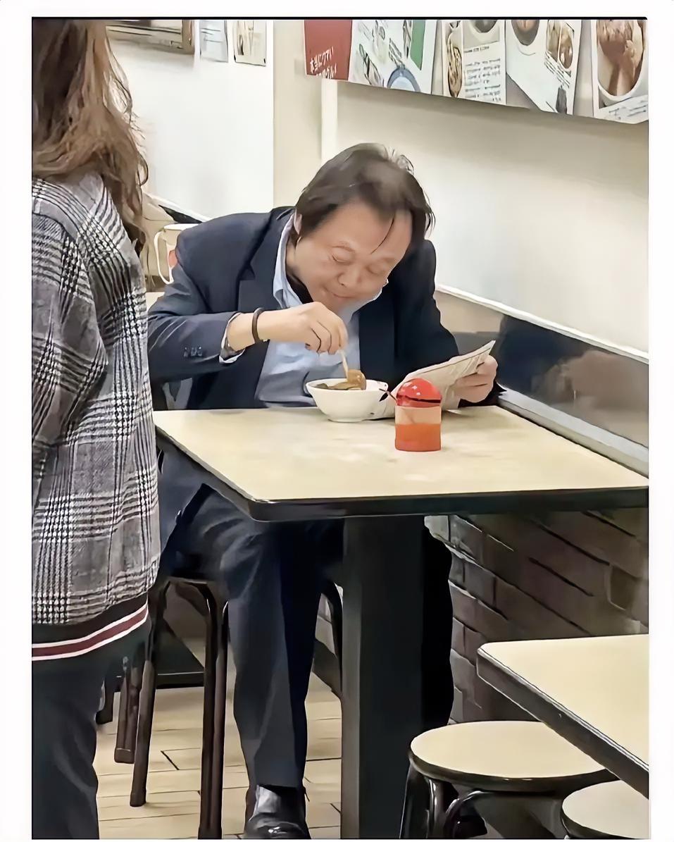 这是王世坚在吃饭，他是台独分子，他的父亲是叛徒王明德。
        他说，“