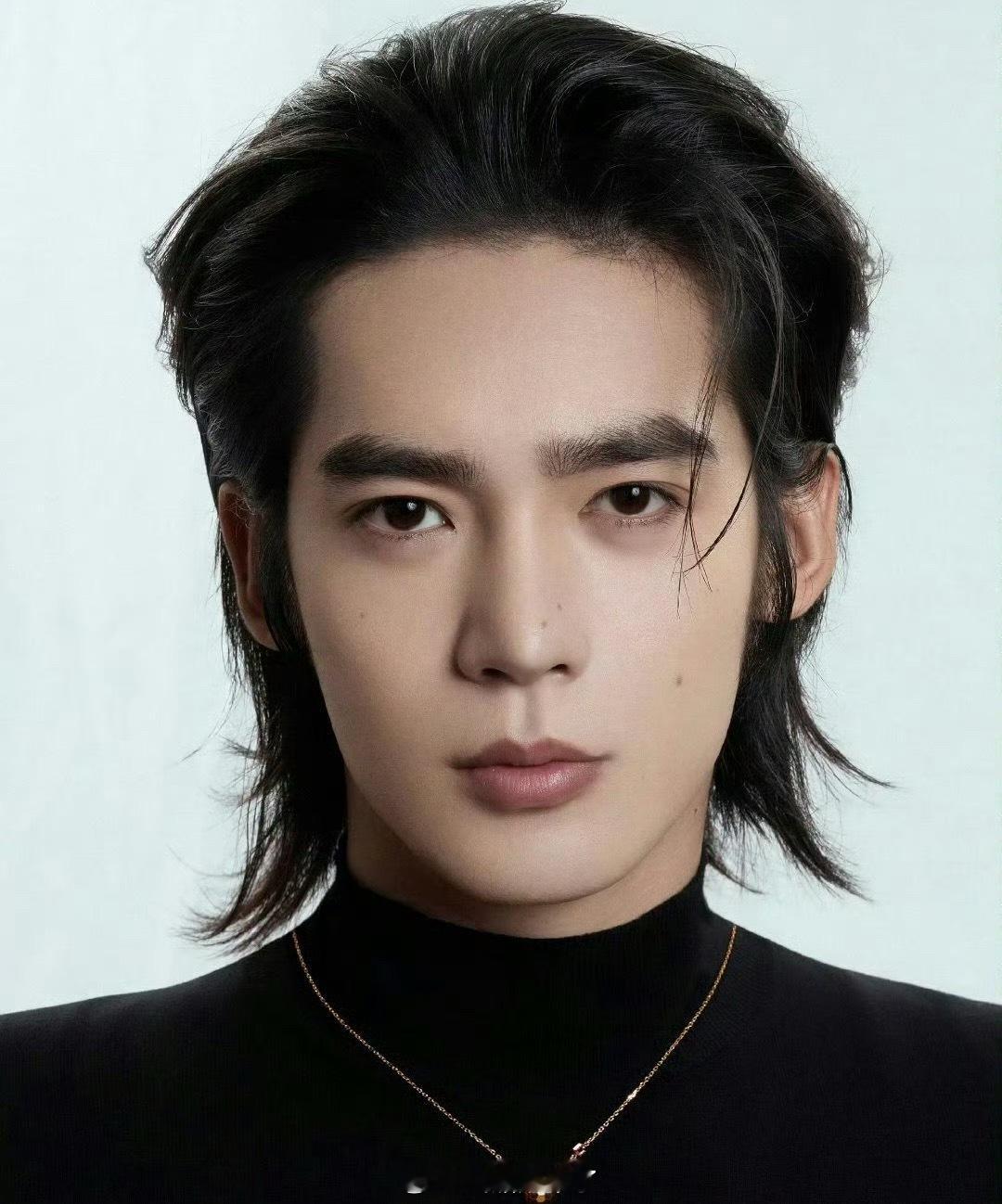 于适尚美巴黎新图，黑色高领衫气质冷冽，狼尾下眉眼深邃，怼脸特写十分间贵气！ 