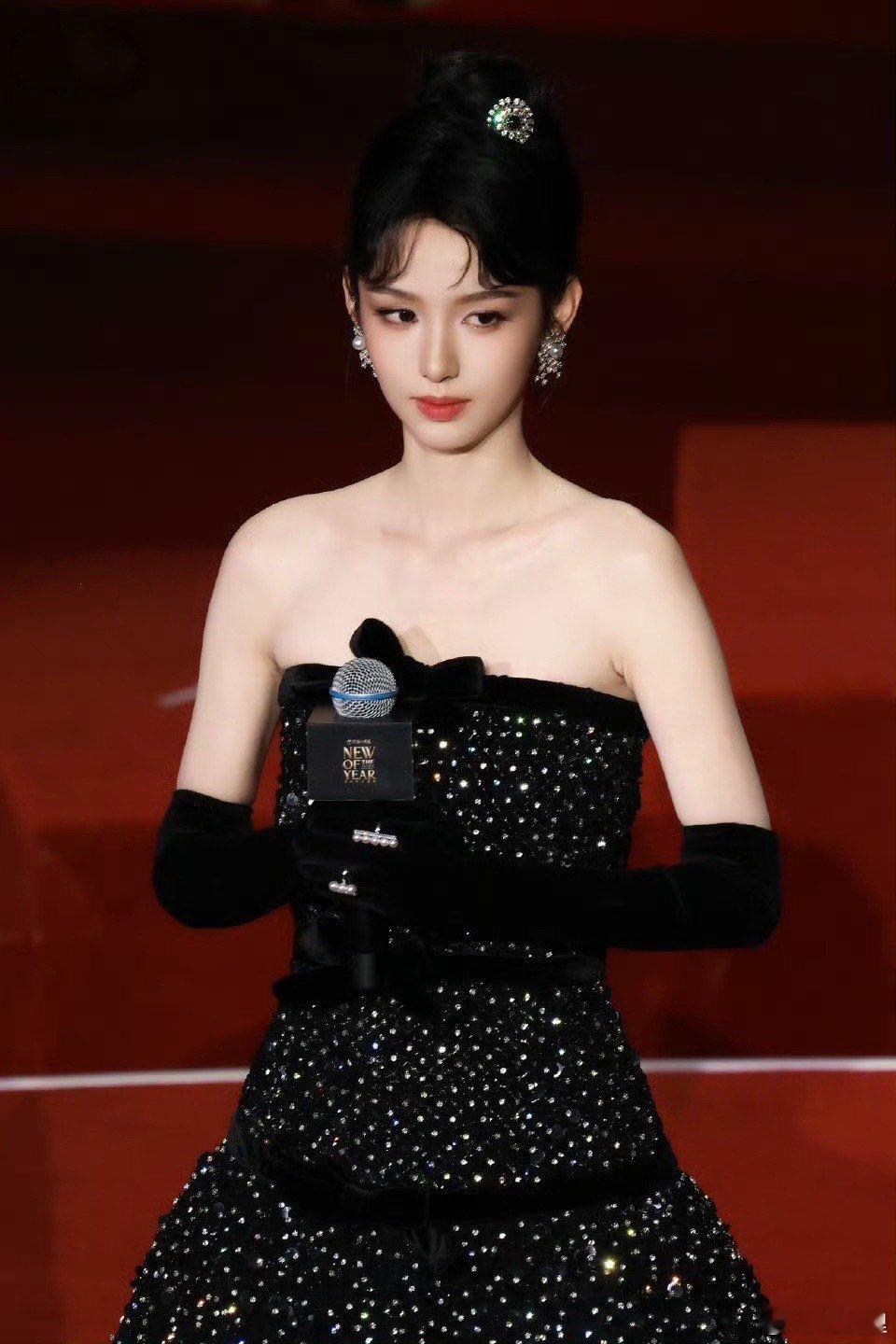 不知道～NEWty2026超级新品盛典的星光很曼妙～隔着屏幕都能感觉到周翊然、余