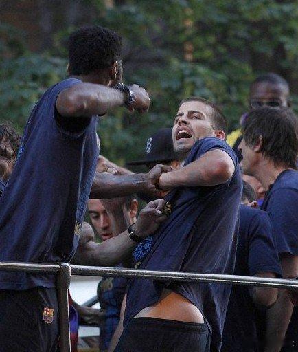 【巴萨夺冠巡游惊曝内讧! 前枪手铁腰挥拳揍皮克】北京时间5月17日晚，英国媒体披