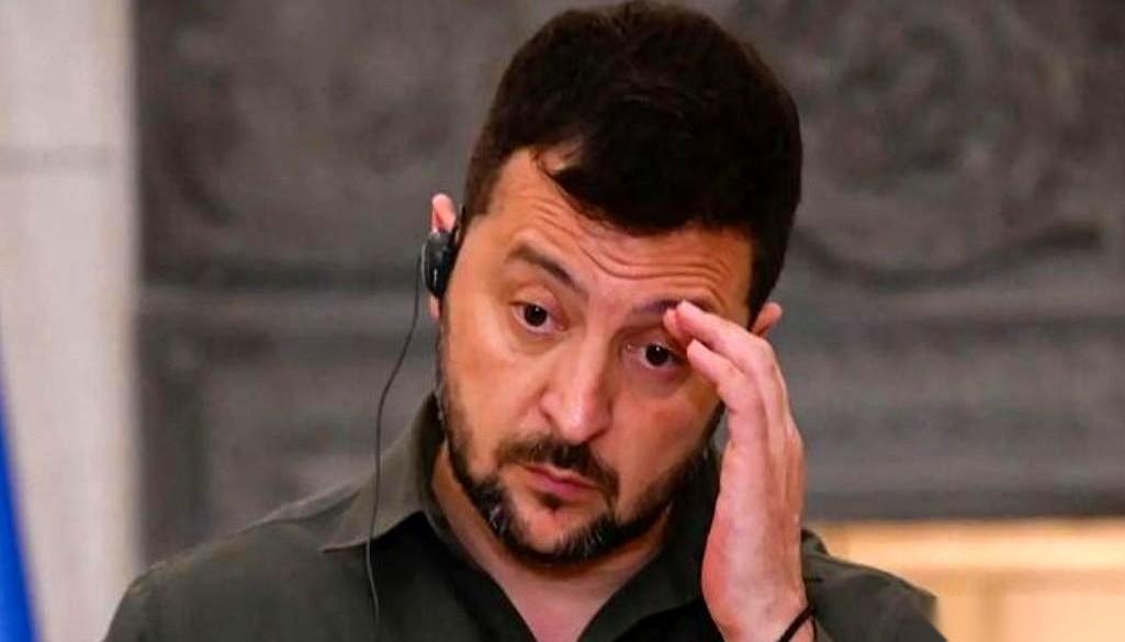 把你家当舞台，把你的人当演员，给你写一个必死的剧本，还告诉你这是荣耀。
这大概是