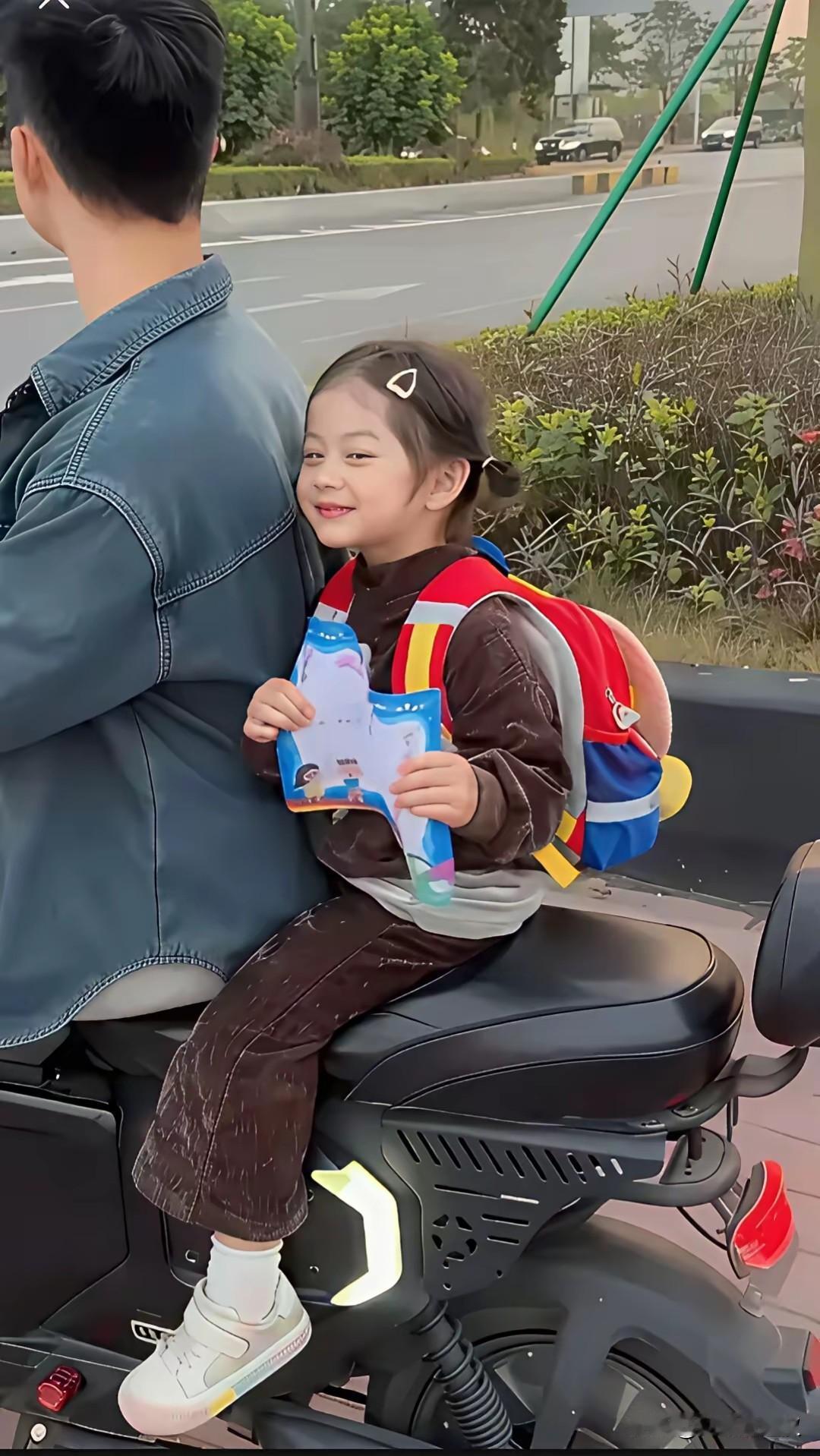 瞧那得意的小眼神，可爱极了！书包太小，根本装不下孩子的优秀！ 萌娃笑容 背小书包