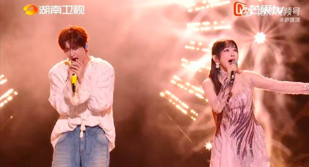 歌手直播萨顶顶留下歌手2026看完与萨顶顶合作的《时候》久久难忘，两人声线互补适