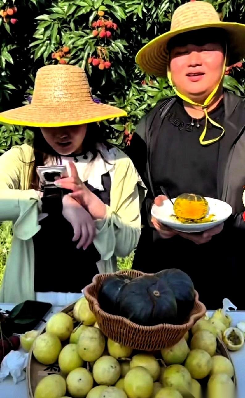 “妈！你快出来拍几单！”
直播间几万人的屏幕前，小金豆正举着一个墨绿色的“贝贝小