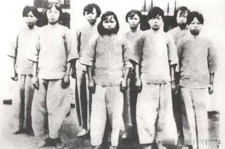 1932年狱中老照片曝光！红色娘子军首任连长，铮铮铁骨藏泪血荣光
 
这张照片拍
