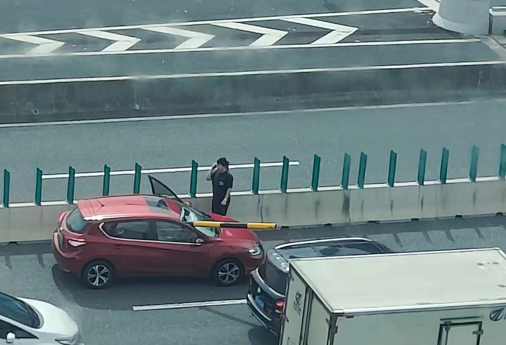可怕！！要是这根铁棍稍微偏几个角度，车内驾驶员或者乘客要直接被贯穿了。。。大v聊