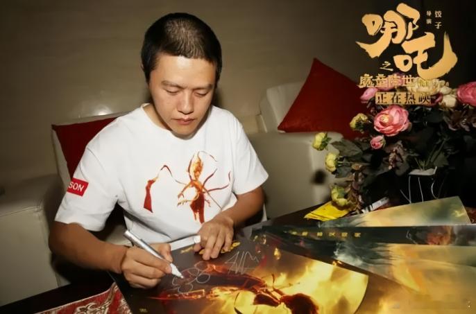 从春节档一个月后，涨势迅猛，自然要延长档期和密钥到3月底，一下拉长到2个月。然后