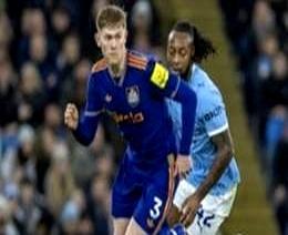 阿森纳悬了，5分优势一夜之间只剩2分，就因为曼城一个20岁的小将。
 
开场14