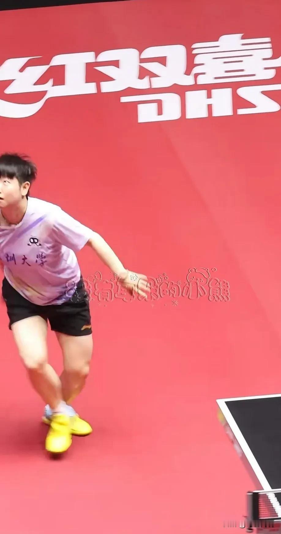 “天哪！宝宝，你怎么可以闯这么大的祸！”
不怕不怕，有人给她兜底呢！
当小莎的球