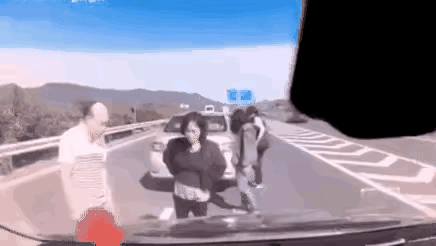 这是把高速公路当做菜市场了，发生了碰撞，应该立即把车靠边，马上报警，人撤到护栏外