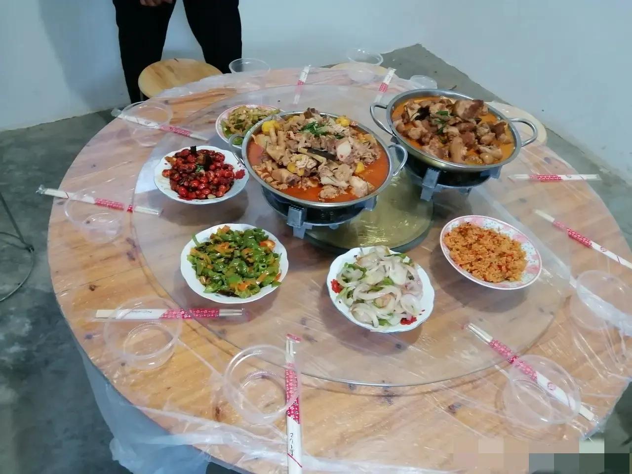 你们觉得值吗? 就这桌子菜也要600多块钱，太亏了，不如自己到超市买回食材，在家