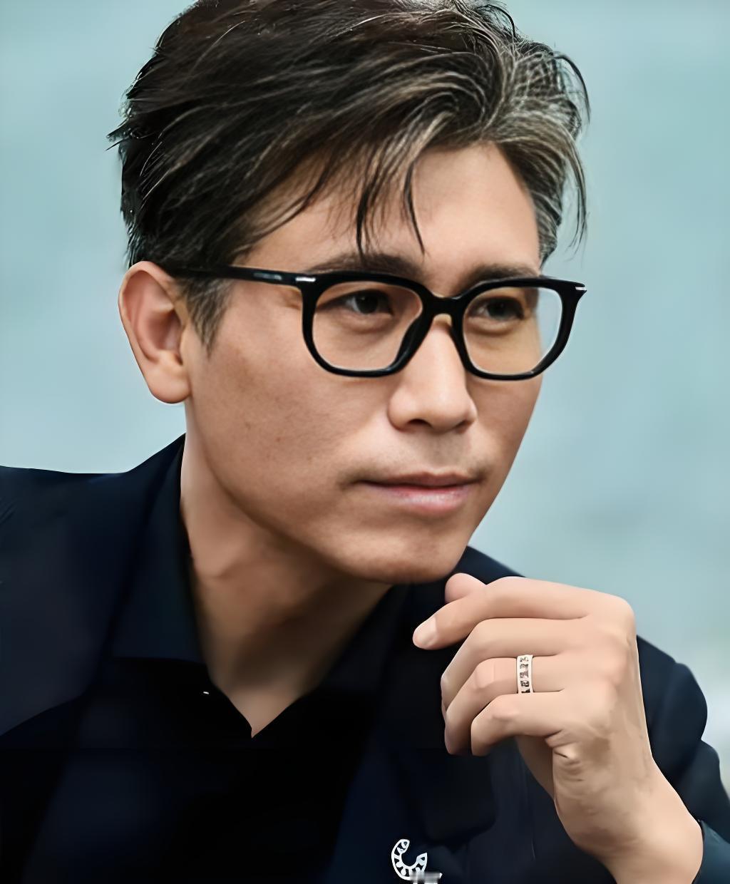观众真的忍不了啦～

李乃文的“老戏骨”地位向来毋庸置疑，可他近日在剪彩活动中的