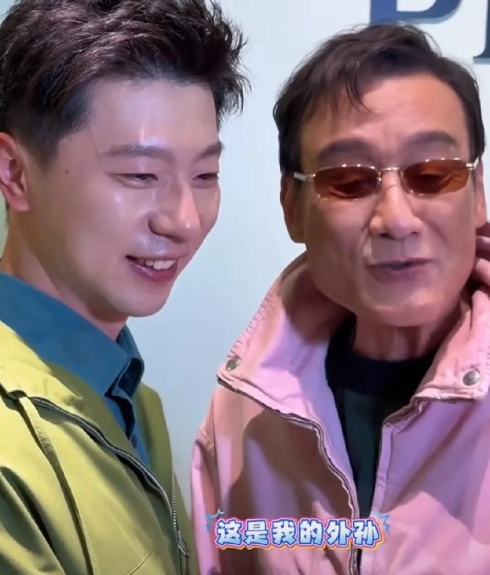 梁家辉Prada活动上碰见马龙，对马龙说自己女儿女婿都很喜欢他，然后现场给女儿打