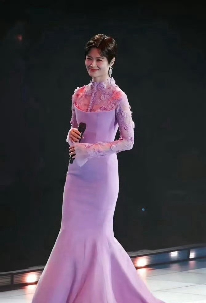 李宇春穿种颜色娇嫩的裙子也这么好看！ 