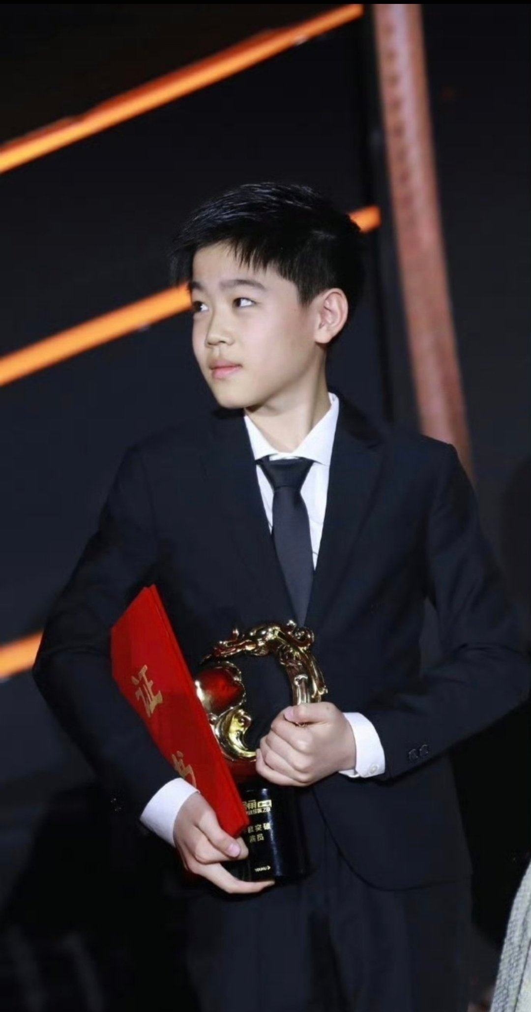 韩昊霖的身高这位弟弟从他小时候就开始看他演戏演技真不错，他的身形长得也可以属于瘦