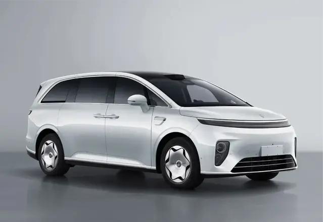 享界 V8是鸿蒙智行 MPV 产品线的补位之作，主动放弃了 “9 字辈” 的高端