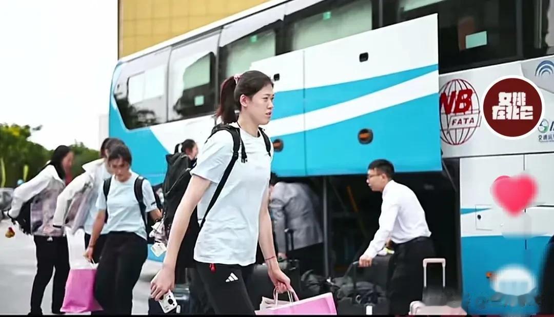 9月12日下午2点 中国女排正式入住2023女排奥运资格赛球员酒店。
从视频上看
