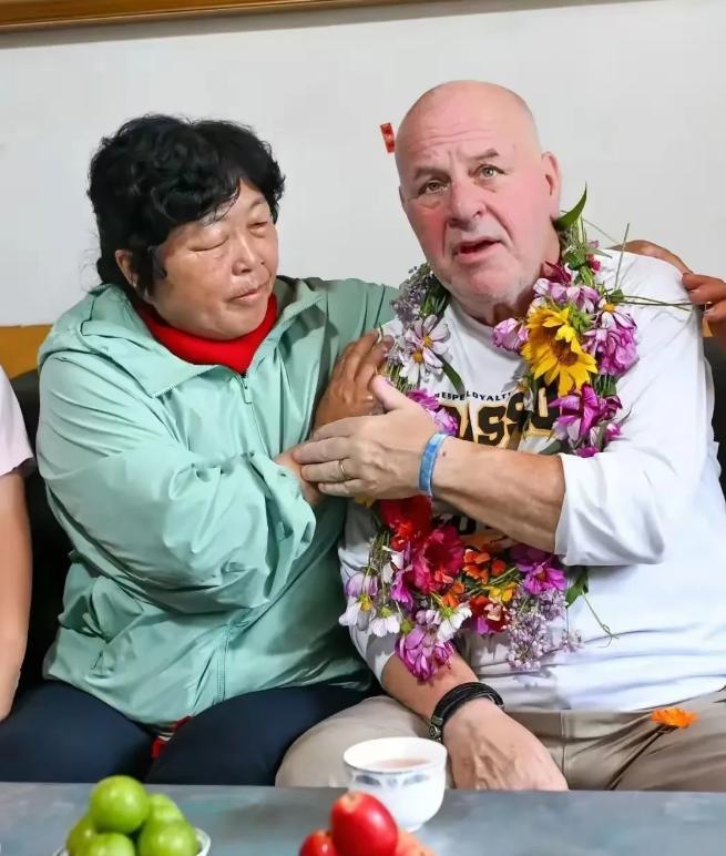 很多网友好奇，赛考斯跨越万里赴中国赴约，路费吃住是谁承担？
 
这个问题问到了点