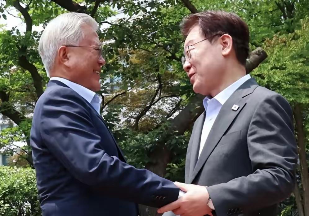 李在明目前的困境也怨不得他人，属于施政不当，用人不察导致。青瓦台方面也并未透露两