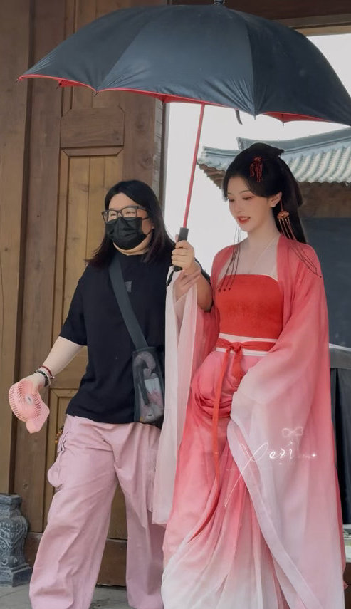 孔雪儿垂耳兔发髻 孔雪儿红衣古装适配度 孔雪儿垂耳兔发髻，孔雪儿红衣古装适配度，